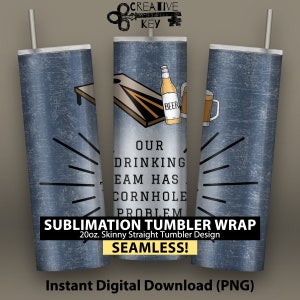 Puede incluir: Un diseño de envoltura de vaso de sublimación con un fondo azul y una textura desgastada. El diseño incluye un tablero de cornhole, una botella de cerveza y una jarra de cerveza. El texto "Our Drinking Team Has a Cornhole Problem" está escrito en negro. El diseño es para un vaso recto delgado de 20 oz y es sin costuras.