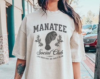 Manatee Social Club Comfort Colors camiseta lindo divertido manatí camisa regalo para los amantes de la sirena gordita de la vaca marina mudándose a Florida regalo Marine Bio
