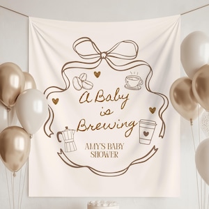 Pode incluir: Uma cena de chá de bebé com uma faixa que diz "A Baby is Brewing". A faixa é decorada com ilustrações com tema de café. Balões dourados, brancos e transparentes pontilham a cena, juntamente com presentes embrulhados e um bolo. O texto "Amy's Baby Shower" também está na faixa.