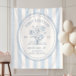 Könnte beinhalten: Eine Babyparty-Kulisse mit blau-weißem Streifendesign. Die Kulisse zeigt eine Blumenillustration und den Text "FIRST EDITION" und "welcome to ALLISON'S BABY SHOWER". Weiße Ballons und eine Geschenkbox sind ebenfalls zu sehen.