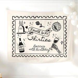 Może przedstawiać: Kremowy, materiałowy obraz ścienny z czarną ilustracją. Projekt obejmuje nagrobek, różę, kulę dyskotekową, butelkę wina i szkieletową dłoń trzymającą kieliszek. Tekst brzmi "Death to my Thirties" i "Becca's 40th Birthday."