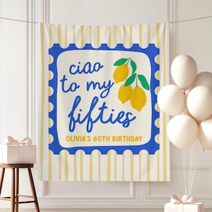 Może przedstawiać: Biały baner z napisem "ciao to my fifties" w niebieskim skrypcie, z ilustracją cytryny. Baner ma niebieską obwódkę i żółte paski. Tekst "OLIVIA'S 60TH BIRTHAY" jest również dołączony. Białe balony i pudełko z prezentem w tle.