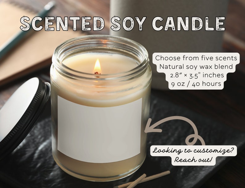 Puede incluir: Una vela de vidrio transparente en un frasco con una etiqueta blanca y una tapa negra. La vela est&aacute; encendida y la llama es visible. La vela est&aacute; hecha de cera de soja natural y tiene un tiempo de combusti&oacute;n de 40 horas. La vela mide 2,8 pulgadas por 3,5 pulgadas y pesa 9 onzas. El texto "Choose from five scents" es visible en la imagen. El texto "Looking to customize? Reach out!" tambi&eacute;n es visible en la imagen.