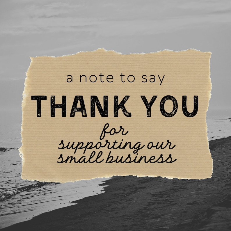 Pode incluir: Um peda&ccedil;o de papel&atilde;o marrom rasgado com o texto "a note to say THANK YOU for supporting our small business" escrito em preto.