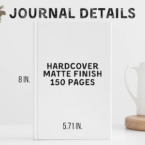 Op de afbeelding: Een wit hardcover journaal met matte afwerking en 150 pagina's. Het journaal is 20,3 cm hoog en 14,5 cm breed. Bovenin staat de tekst "JOURNAL DETAILS".