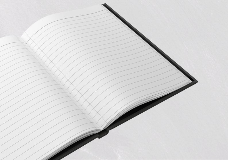 Op de afbeelding: Een open notitieboek met gelinieerde pagina's. De pagina's zijn wit met dunne grijze lijnen en een verticale margelijn. Het notitieboek heeft een zwarte kaft en binding. De afbeelding is vanuit een hoek genomen en toont de open pagina's.