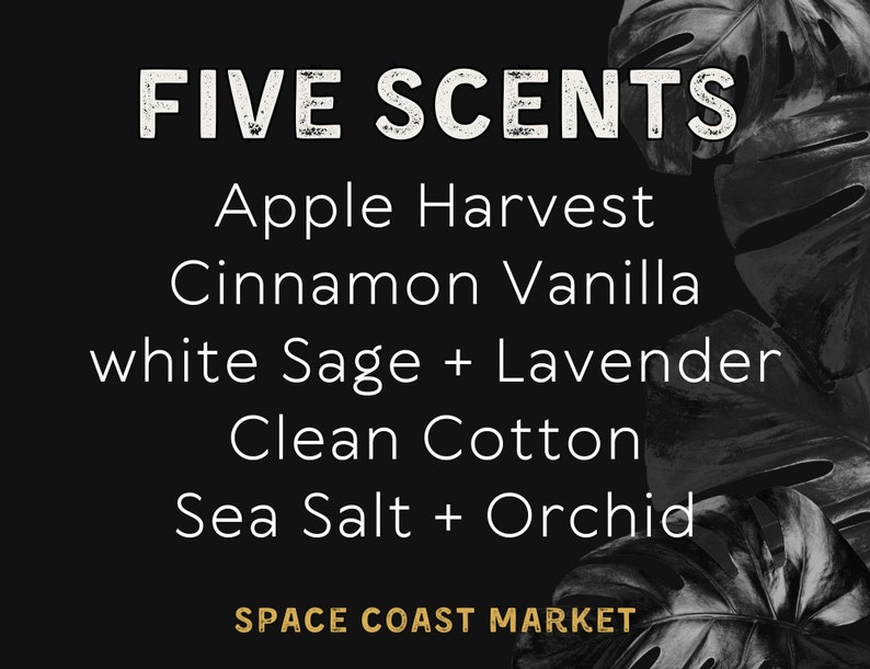 Puede incluir: Gr&aacute;fico en blanco y negro con el texto "FIVE SCENTS" en una fuente desgastada. El texto "Apple Harvest", "Cinnamon Vanilla", "white Sage + Lavender", "Clean Cotton" y "Sea Salt + Orchid" se enumera a continuaci&oacute;n. El texto "SPACE COAST MARKET" est&aacute; en la parte inferior en dorado.