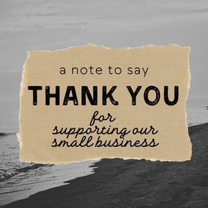 Puede incluir: Un trozo de cart&oacute;n marr&oacute;n rasgado con el texto "a note to say THANK YOU for supporting our small business" en &eacute;l. El cart&oacute;n est&aacute; colocado en una playa con arena y olas en el fondo.