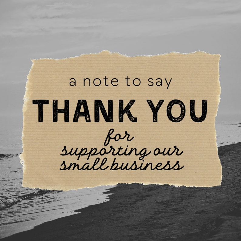 Puede incluir: Un trozo de cart&oacute;n marr&oacute;n rasgado con el texto "a note to say THANK YOU for supporting our small business" en &eacute;l. El cart&oacute;n est&aacute; colocado en una playa con arena y olas en el fondo.