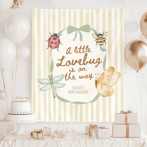 Banner para baby shower de Lovebug: Letrero personalizado para baby shower "Little Lovebug Is On On the Way" con diseño de mariquita y mariposa. Tapiz para baby shower de género neutro.