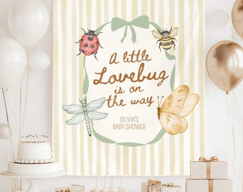 Banner para baby shower de Lovebug: Letrero personalizado para baby shower "Little Lovebug Is On On the Way" con diseño de mariquita y mariposa. Tapiz para baby shower de género neutro.
