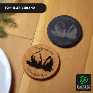 Könnte beinhalten: Zwei runde Untersetzer, einer aus schwarzem Schiefer und einer aus Kork, mit einem Schwarzweißbild einer Felsformation namens "Tokangawha Spit Apple Rock".