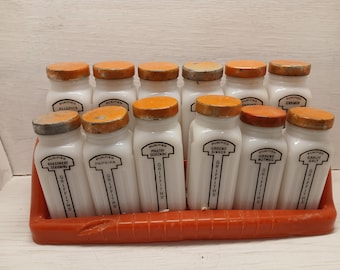 Tarros y estante para especias de vidrio opalino de Griffiths