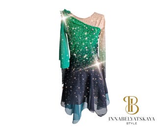 Abito da pattinaggio sul ghiaccio con effetto sfumato dal verde al nero e pattini da figura con strass.