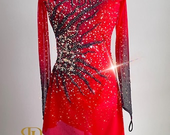 Peut inclure: Une robe de patinage artistique rouge vif avec des manches longues et un col montant. Le corsage est orné de perles noires et argentées, créant un motif étincelant. La robe présente une jupe asymétrique et le texte "INNABELYATSKAYA STYLE".