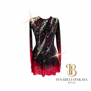 Puede incluir: Vestido de patinaje artístico negro y rojo degradado con mangas largas, adornado con brillantes pedrería. El vestido presenta un cuello alto y una falda corta. El texto "INNABELYATSKAYA STYLE" es visible en la esquina inferior derecha.