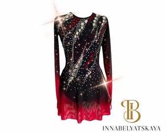 Peut inclure: Robe de patinage artistique noire et rouge dégradée à manches longues, ornée de strass étincelants. La robe présente un col montant et une jupe courte. Le texte "INNABELYATSKAYA STYLE" est visible en bas à droite.