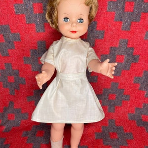 ヴィンテージ 1960年代 ミディアム 眠そうな目を閉じる人形