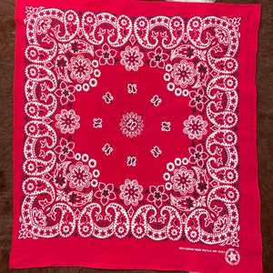 Vintage 80er Jahre Rotes Bandana Schal Baumwolle Made In USA 80er Jahre Retro Mode Accessoire Bandanas Western Krawatte Taschentuch Geschenk Sammlerstück Floral