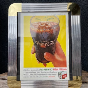 Póster vintage de Coca Cola enmarcado para pared, de los años 60, con diseño de revista, para decoración del hogar, marco de terciopelo metálico, de vidrio, Coca-Cola, refresco, regalo retro para colgar.