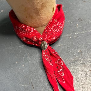 Vintage 1950er Floral gemustert rot Bandana 50er Jahre Metal Ring Fast Color Selvedge Edge Baumwolle Taschentuch Retro Blumen Accessoires Schal Geschenk