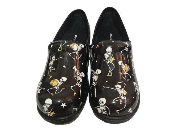 Breathable slip resistant clearance shoes