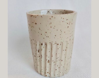 Tasse en céramique, faite à la main avec amour, idéale pour le thé et le cappuccino