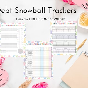 Puede incluir: Una colección de plantillas imprimibles de seguimiento de la bola de nieve de la deuda en colores pastel. Los rastreadores tienen un borde floral y están diseñados para ayudar a rastrear los pagos de la deuda. La imagen incluye un cuaderno, un bolígrafo y elementos decorativos.