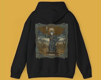 Può includere: Felpa con cappuccio nera con un'illustrazione dettagliata sul retro. L'opera raffigura una figura che tiene una lancia e uno scudo, sullo sfondo di un paesaggio con la parola "Tartitude" sotto. Il design è incorniciato da un bordo ornato.