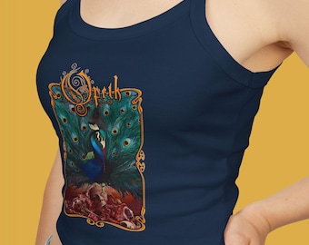 Può includere: Un top a spalline blu navy con una grafica di un pavone in una cornice dorata e la parola "Opeth" in lettere dorate.