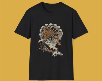 Könnte beinhalten: Schwarzes T-Shirt mit einem grafischen Aufdruck eines weißen Schwans mit einem Fisch im Schnabel. Die Grafik enthält auch einen Kreis aus Schädeln und das Wort "Opeth" in Orange.