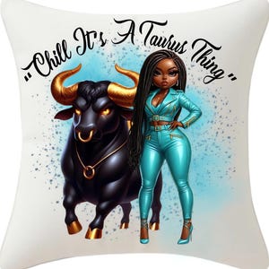 Puede incluir: Cojín cuadrado blanco con una ilustración colorida. El diseño presenta un toro negro con cuernos dorados y una mujer con un atuendo turquesa. El texto dice "Chill It's A Taurus Thing."