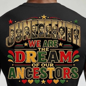 Könnte beinhalten: Ein schwarzes T-Shirt mit einem Grafikdruck und dem Text JUNETEENTH WE ARE THE DREAM OF OUR ANCESTORS. Das Design enthält Porträts historischer Persönlichkeiten, Sterne und Herzformen in den Farben Rot, Gelb, Grün und Schwarz.