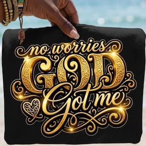 Può includere: Tessuto nero con la scritta dorata "no worries GOD Got me". Il testo ha un design ornato e decorativo. Il tessuto è tenuto da una mano con un braccialetto di perline.