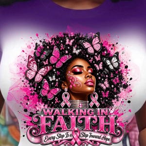 Puede incluir: Una camiseta con degradado morado y blanco que presenta un gráfico de una persona con cabello oscuro y rizado adornado con mariposas y cintas rosas. El texto dice "WALKING IN FAITH" y "Every Step Is a Step Toward Hope" en letras rosas.