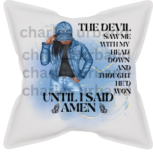 Puede incluir: Una almohada blanca con una ilustración azul y negra de una mujer con una chaqueta vaquera y pantalones vaqueros. El texto "The Devil Saw Me With My Head Down And Thought He'd Won Until I Said Amen" está impreso en la almohada.