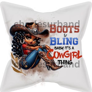 Op de afbeelding: Een wit kussen met een cartoon cowgirl die een rood shirt, blauwe jeans en laarzen draagt. De tekst op het kussen luidt "Boots & Bling Baby It's a Cowgirl Thing."