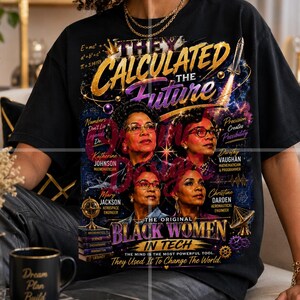 Könnte beinhalten: Ein schwarzes T-Shirt mit einem Grafikdruck mit dem Titel They Calculated The Future. Das Design enthält Porträts von Katherine Johnson, Dorothy Vaughan, Mary Jackson und Christine Darden sowie Text, der ihre Rollen in Wissenschaft und Technik beschreibt.