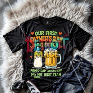 Nosso Primeiro Dia dos Pais Juntos PNG | Design de Sublimação para Mamadeira e Caneca de Cerveja | Download Digital Engraçado para Novo Pai
