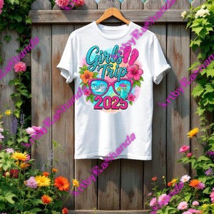 Ab ins Paradies mit dem lebhaften Girls Trip 2025 Design! Mit fetter Schrift, umgeben von üppigen tropischen Blumen - wie Hib