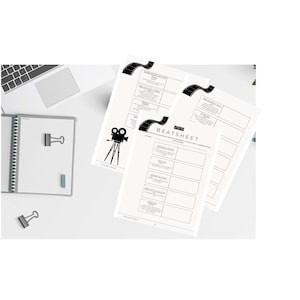 Puede incluir: Una hoja de ritmo imprimible en blanco y negro para guionistas. La hoja tiene un diseño de rollo de película y el texto "BEAT SHEET" en la parte superior. La hoja está dividida en secciones para cada ritmo de la historia, incluyendo "Imagen de apertura", "Tema establecido", "Configuración", "Catalizador", "Debate", "Romper en dos", "Historia secundaria", "Diversión y juegos", "Punto medio", "Los malos se acercan", "Todo está perdido", "Noche oscura del alma", "Romper en tres", "Final", "Imagen final".