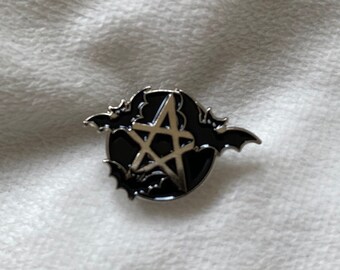 Pentáculo Pin Broche Accesorio Brujería Halloween Wiccan Pagan Murciélagos Horror