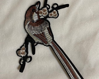 Colección de parches de pájaro urraca Pájaro marrón posado sobre flores de cerezo Accesorios Chaqueta Centro de mesa