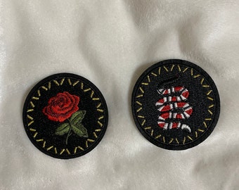 Parche de flores o serpientes Gótico vanguardista Estética femenina Romántico oscuro