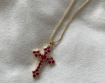 Collar con cruz carmesí / Joyería cristiana católica femenina coqueta estilo Dark Academia elegante y con clase