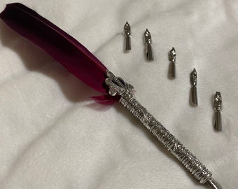 Pluma pluma en escritura roja vino / coqueta / academia oscura elegante caligrafía estacionaria con puntas