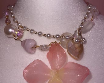 rosa Harz Blume und Perle Charme Halskette | handgemachter pastellfarbener y2k schmuck