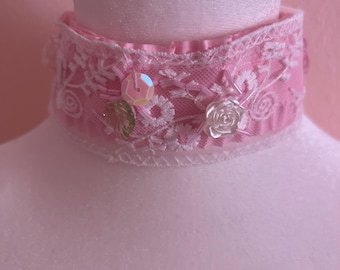 rosa Spitzen-Halsband mit gestickten Blumen | handgemachter kawaii Schmuck | zarten Pastelltönen