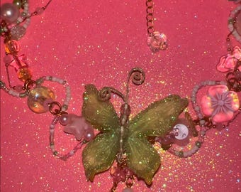 Rosa Fee Schmetterling Halskette - Handgemachte Y2K Perlenkette mit Blumen, Pastell-Charms und verstellbarer Kette