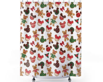 Puede incluir: Cortina de ducha blanca con un patrón repetido de galletas de jengibre con forma de Mickey Mouse. Las galletas están decoradas con glaseado rojo, verde y blanco.
